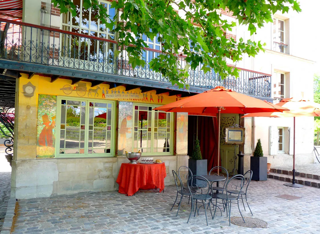 maison Fournaise à Chatou avec terrasse rouge et tables de café