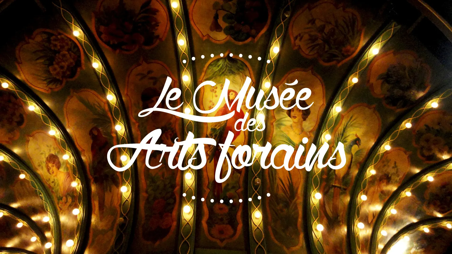 le musée des arts forains, plafond décoré avec peintures et lumières dorées