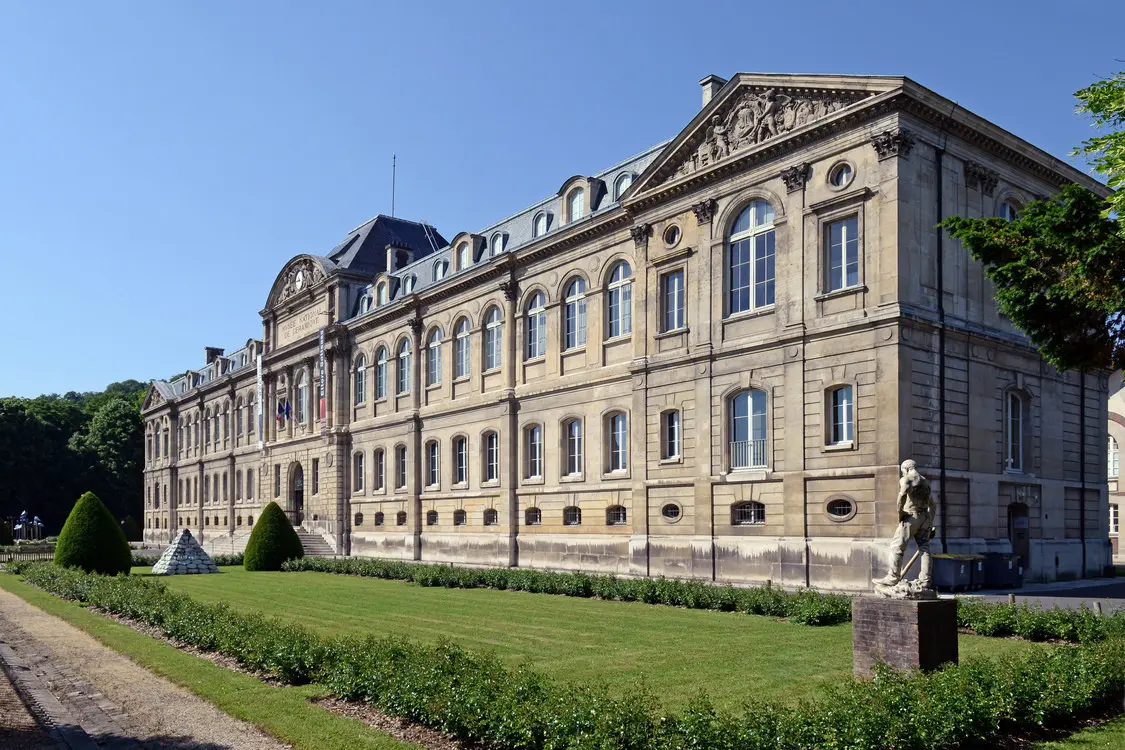 façade du musée national de céramique de sèvres avec son parc et jardins