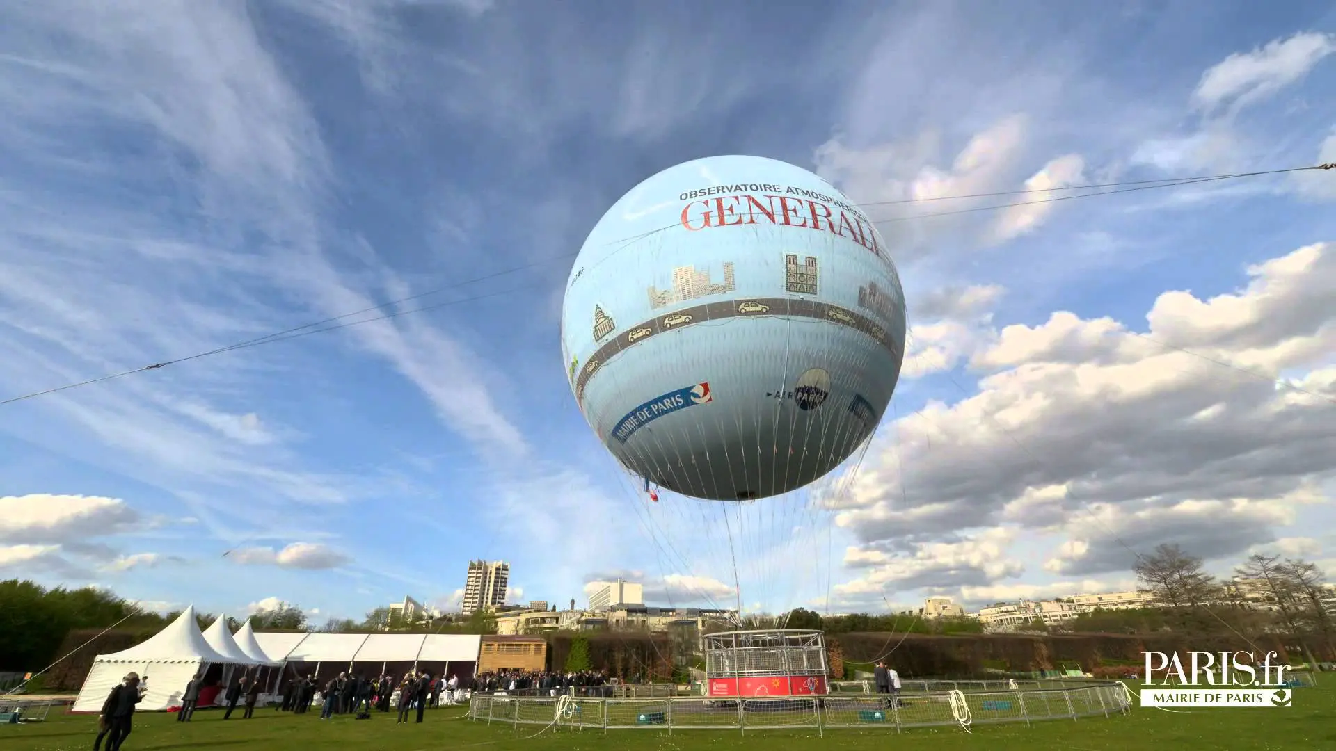 ballon Generali amarré au sol avec vue sur Paris et ses monuments en arrière-plan