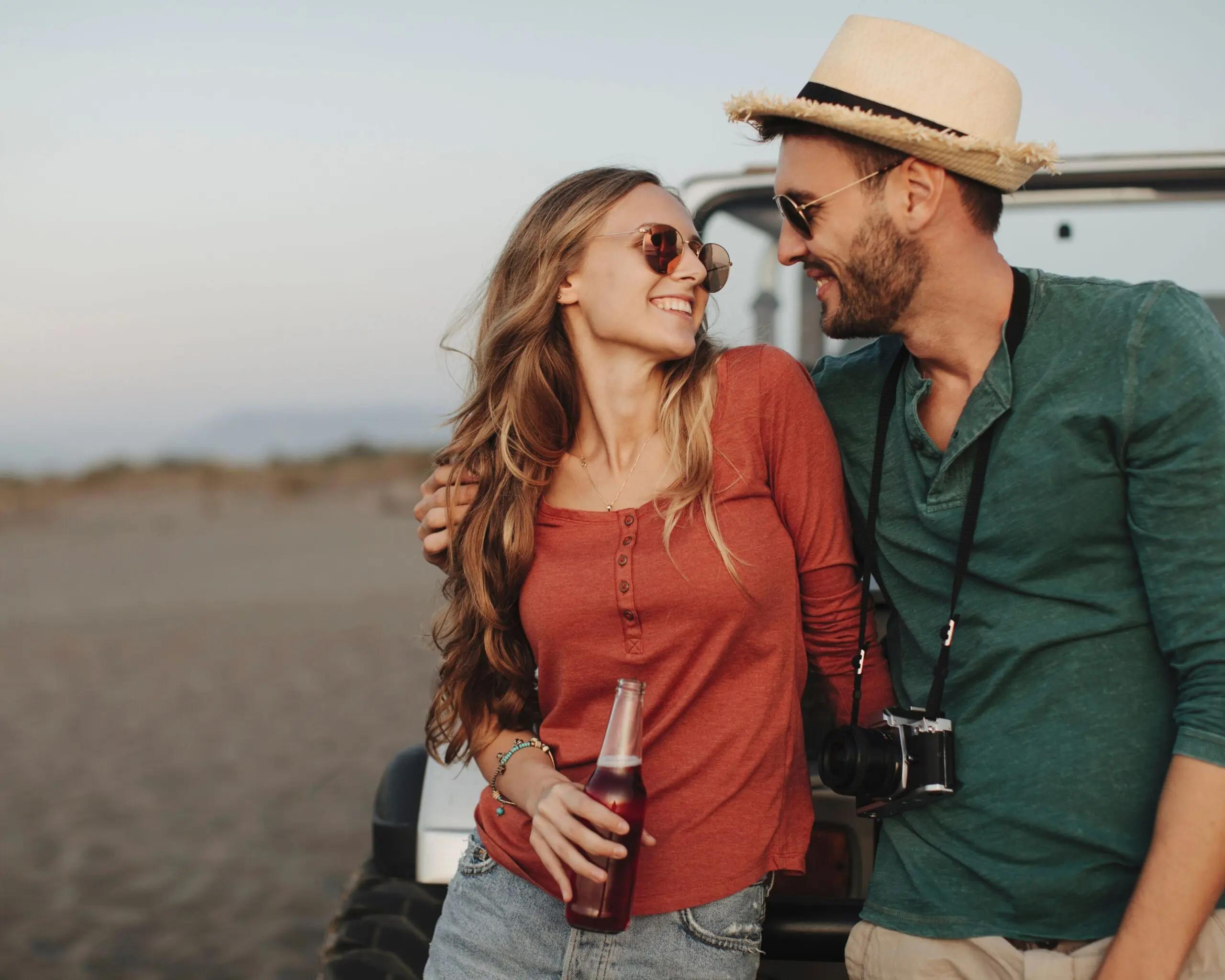 couple heureux en week-end romantique près de la plage en loire-atlantique