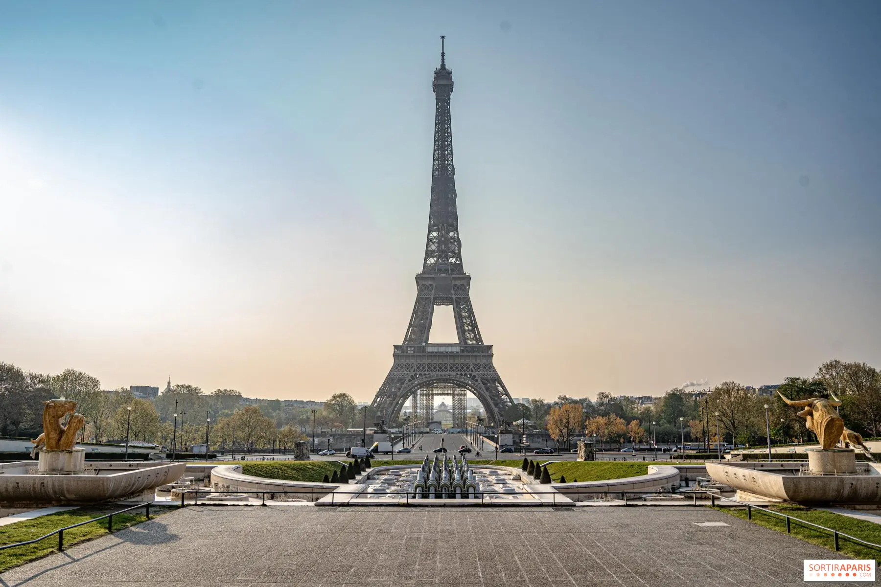 tour eiffel vue de face depuis le trocadéro avec jardins et sculptures