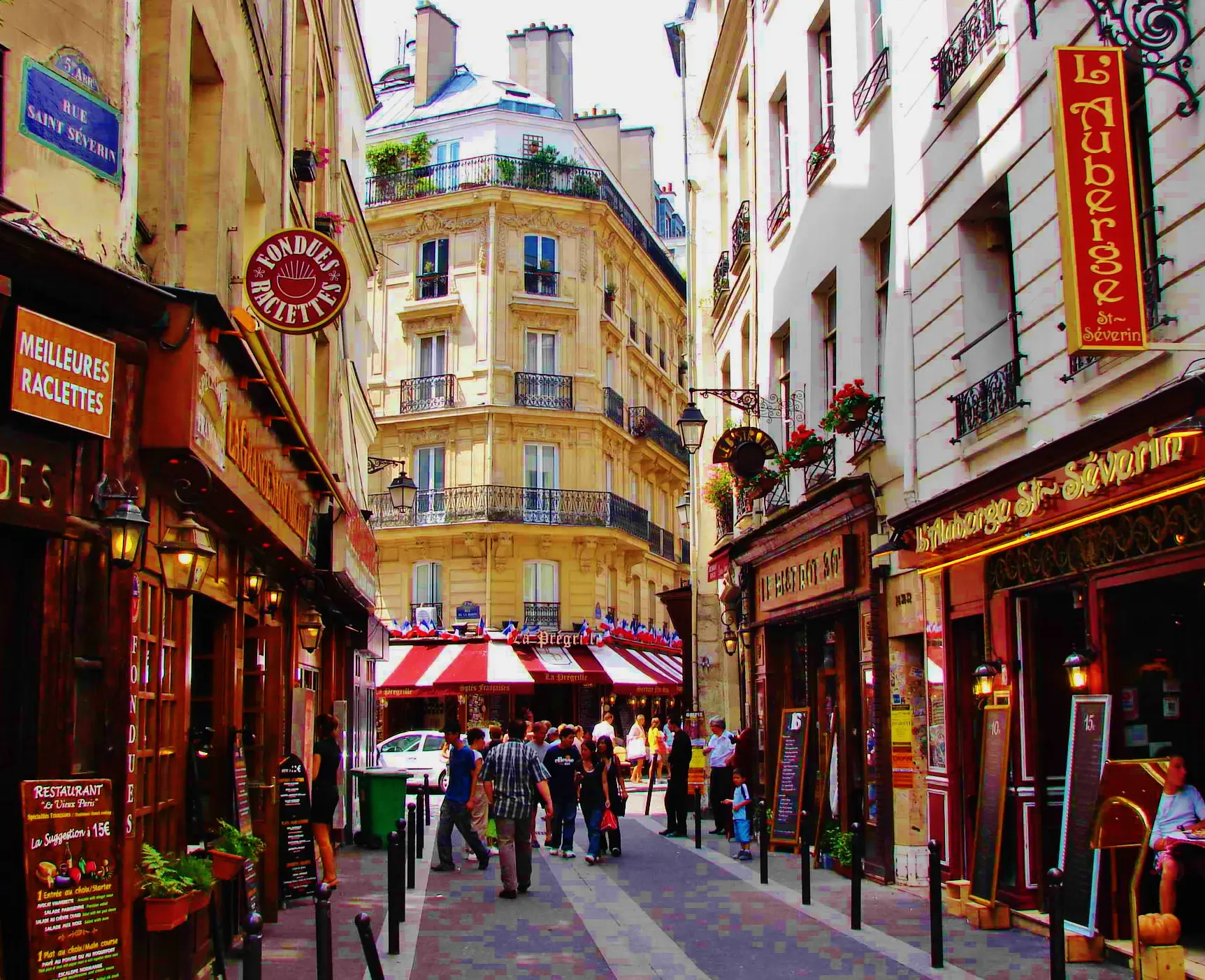 rue pittoresque du quartier latin à paris avec façades haussmanniennes et commerces