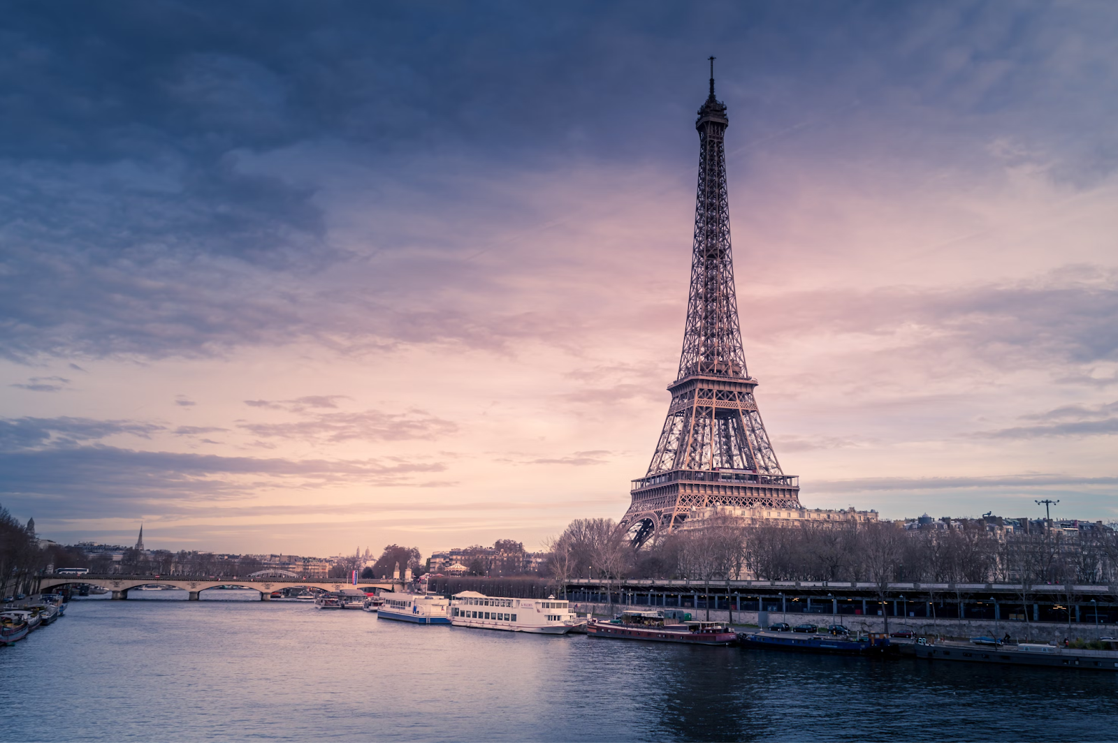 vue panoramique de la tour Eiffel au coucher de soleil avec la Seine et les ponts parisiens