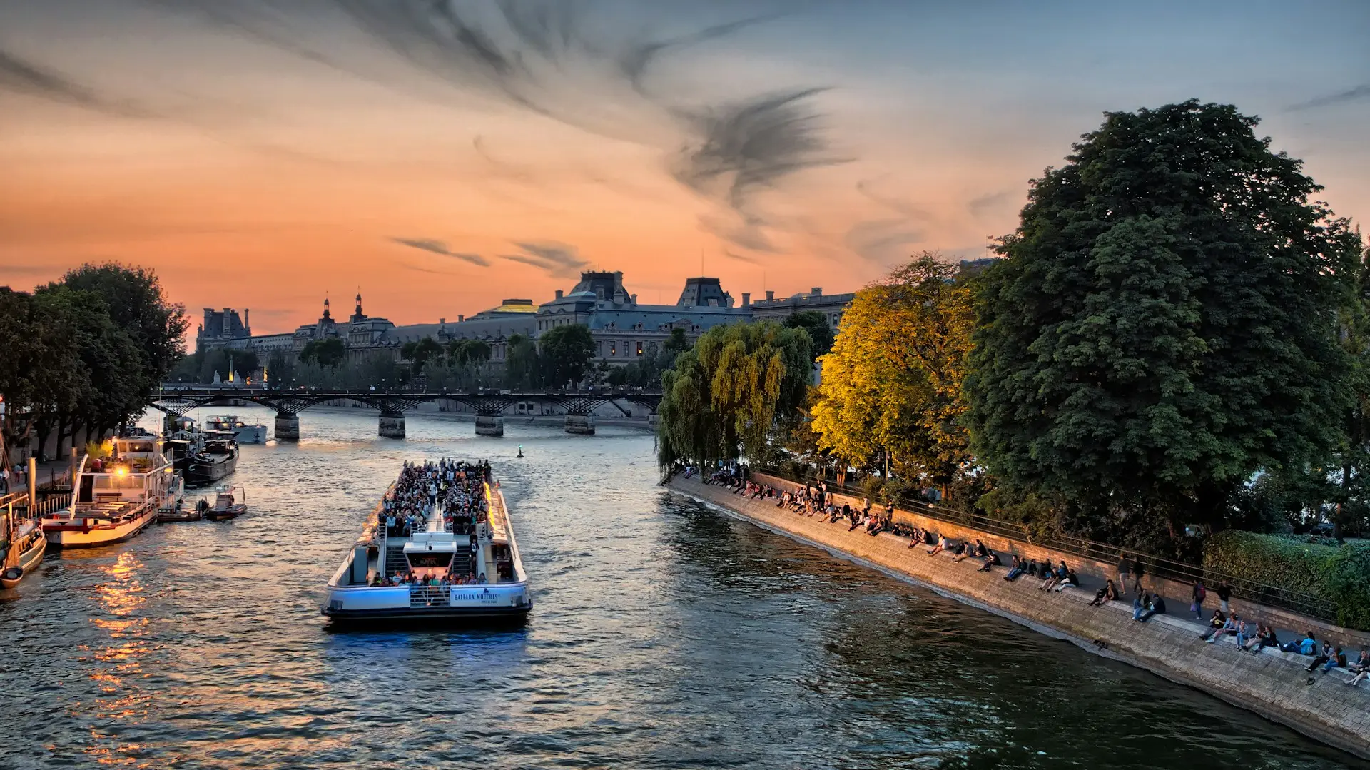 croisière en bateau sur la seine à paris au coucher du soleil avec amis