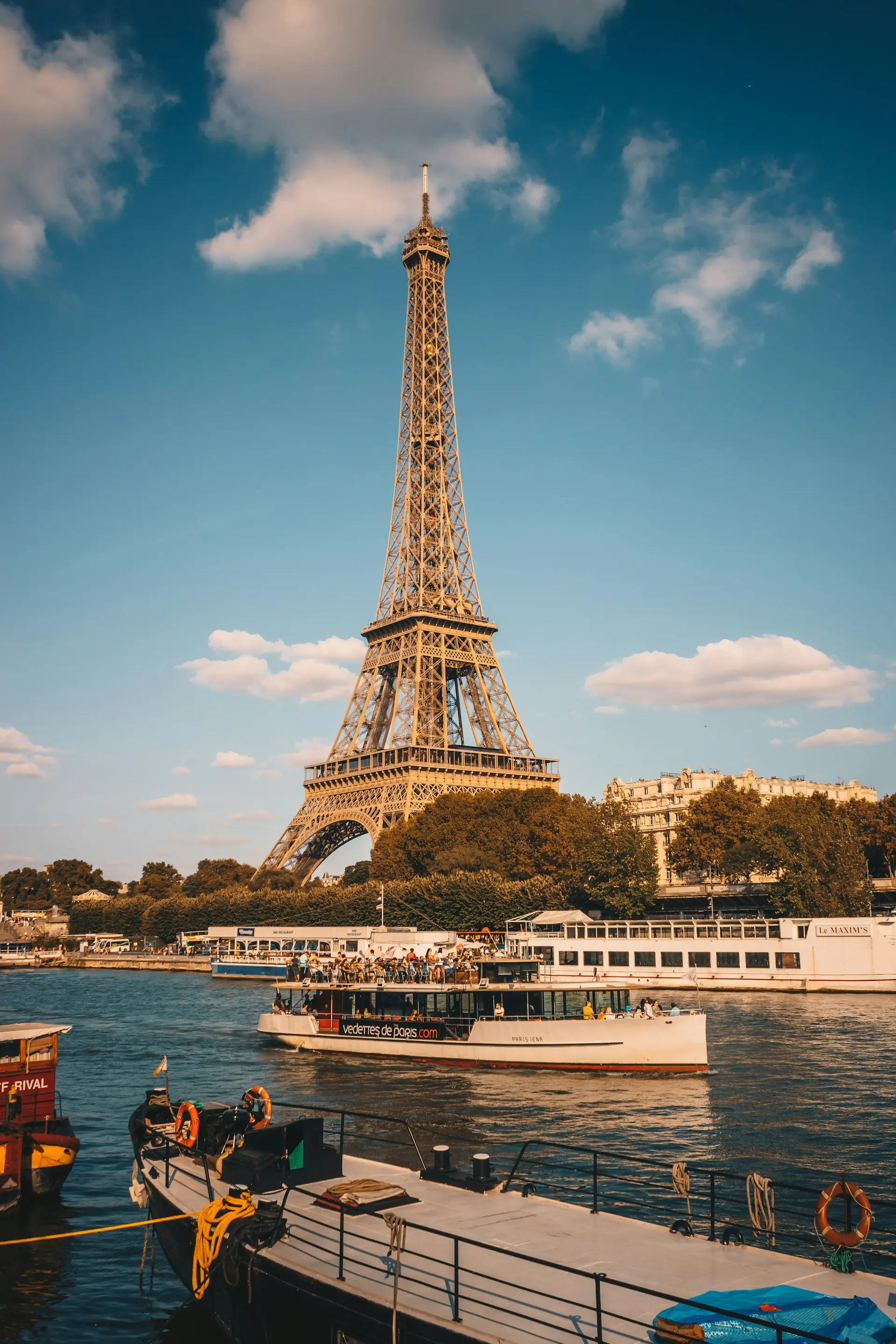 tour eiffel vue depuis la seine avec bateaux mouches à paris